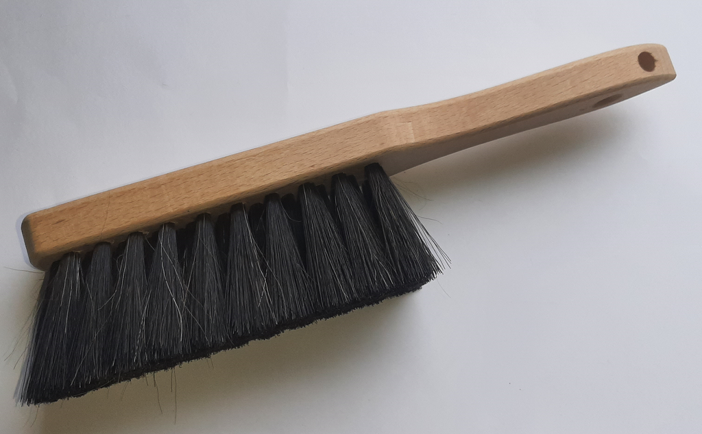 Balayette en soie noire sur bois laqué